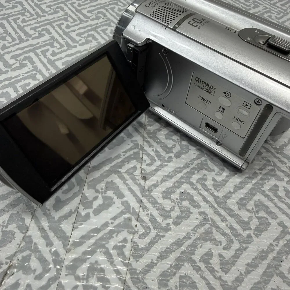 Sony Handycam DCR-SR68 80GB Camcorder Silver - For Parts/Repair - Blur On Zoom
